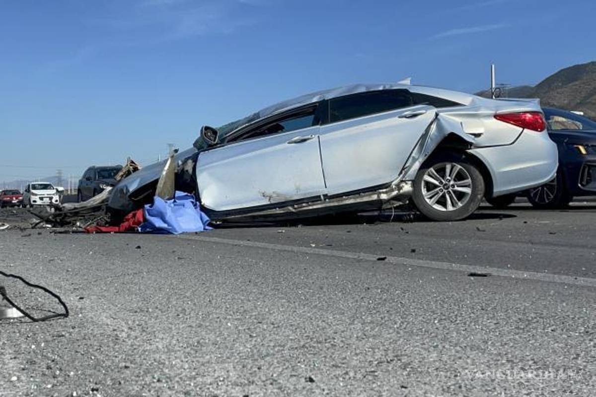 $!Personal del Cuerpo de Bomberos de Derramadero confirmó el fallecimiento del conductor, quien quedó parcialmente expulsado del automóvil debido a la fuerza del impacto.