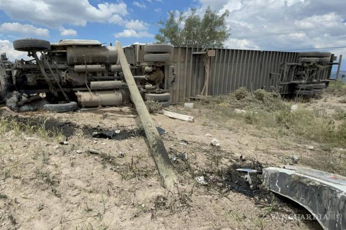 $!El poste derrumbado después de que la fuerza de la velocidad del tráiler lo tumbara al hacer contacto.