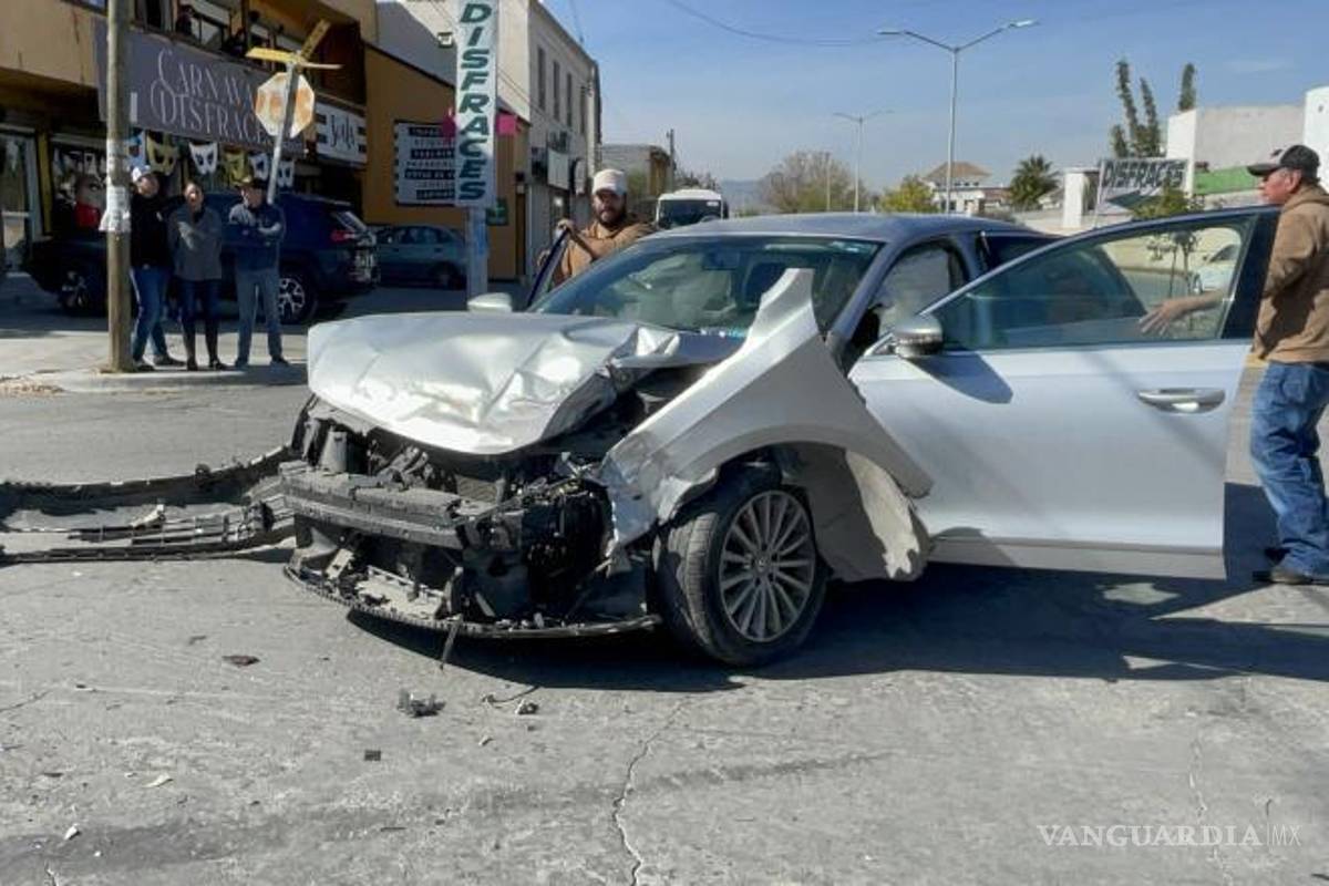 $!La camioneta involucrada terminó volcada sobre el camellón central tras el impacto, lo que provocó la movilización de cuerpos de emergencia y autoridades municipales.