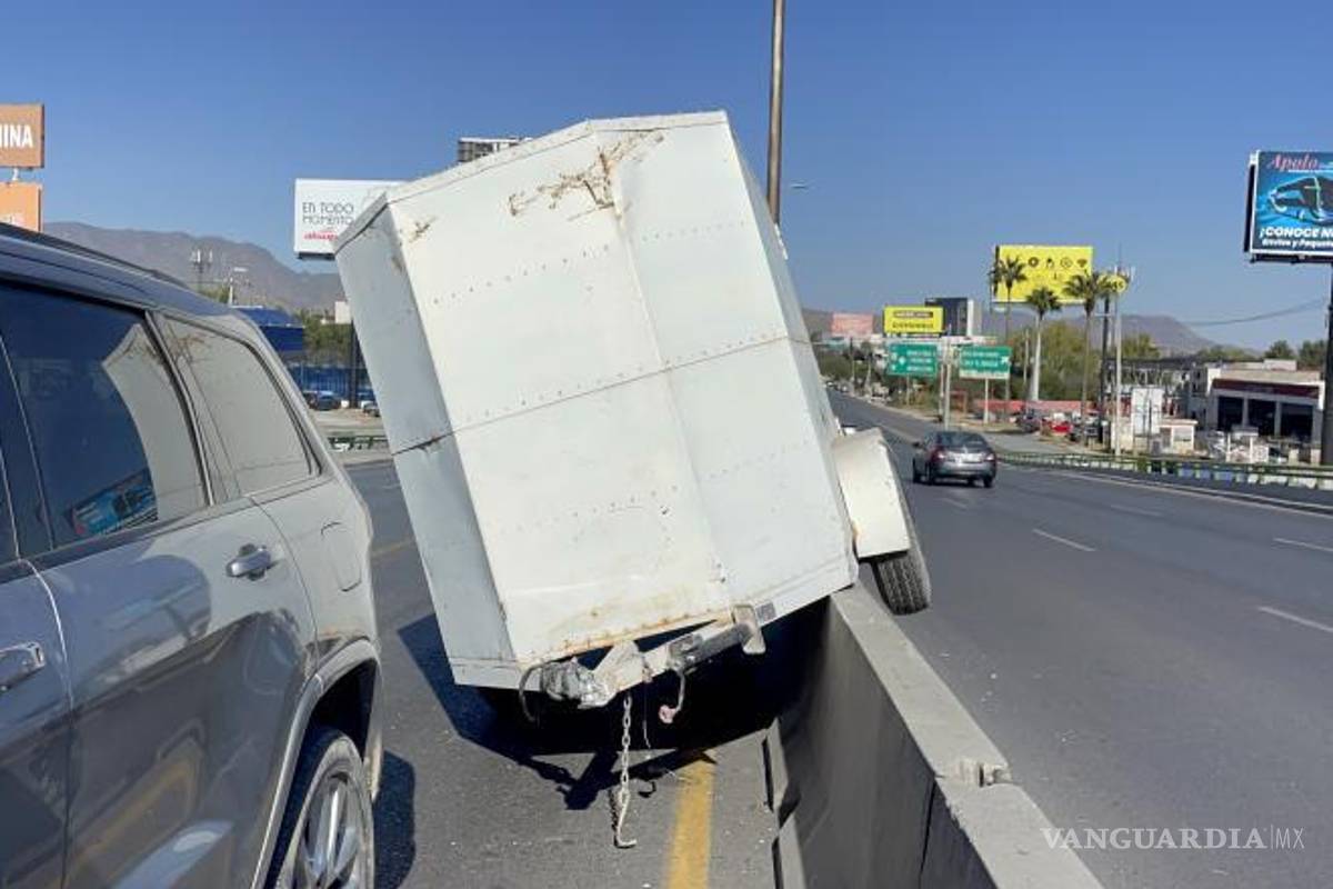 $!Se solicitó una grúa para retirar el remolque y trasladarlo a un corralón.