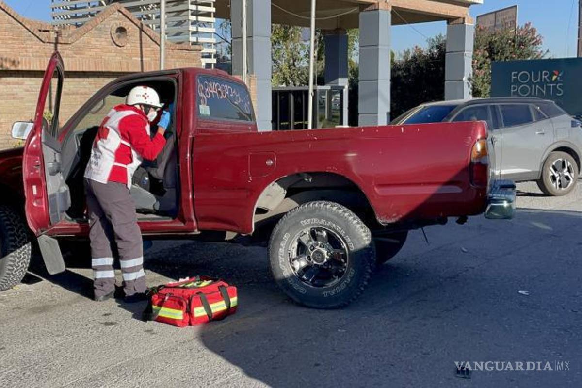 $!La camioneta Toyota Tacoma quedó parcialmente sobre el carril central tras perder el control, causando el choque con un Chevrolet Aveo.