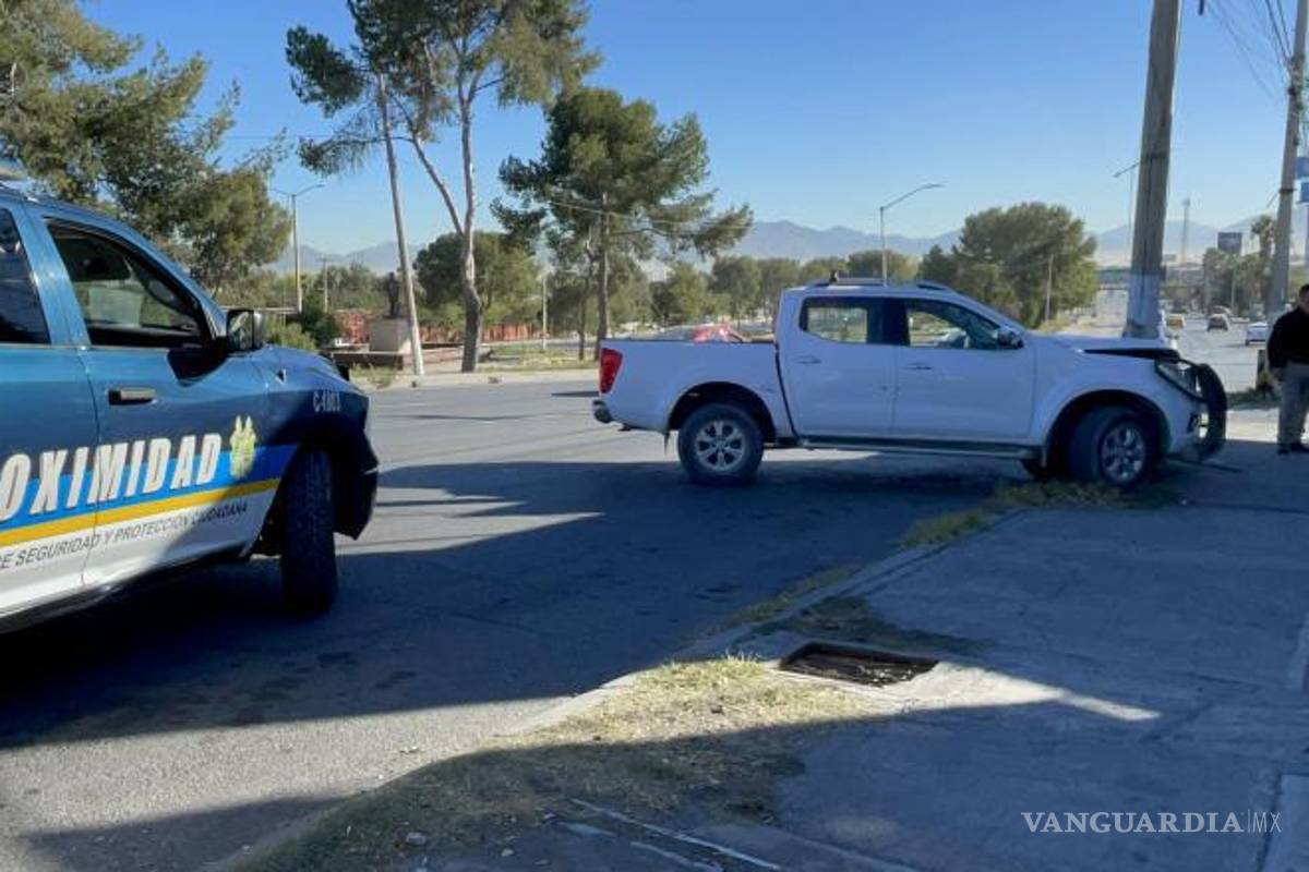 $!Elementos de la Policía de Tránsito acudieron al lugar para tomar conocimiento del accidente ocurrido en Paseo de la Reforma.