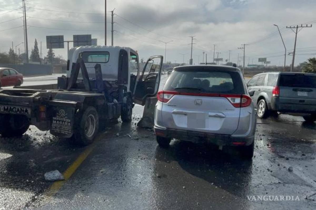 $!El accidente provocó afectaciones a la infraestructura vial sobre el bulevar Nazario Ortiz Garza.