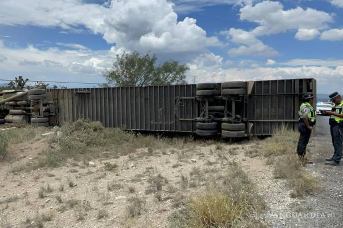 $!Las autoridades se presentaron al lugar para delimitar la zona del siniestro vial.