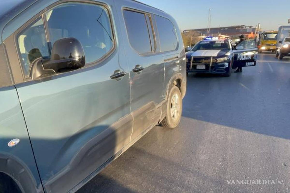 $!La camioneta Peugeot Rifter resultó con daños en los neumáticos tras salir momentáneamente de la carretera.