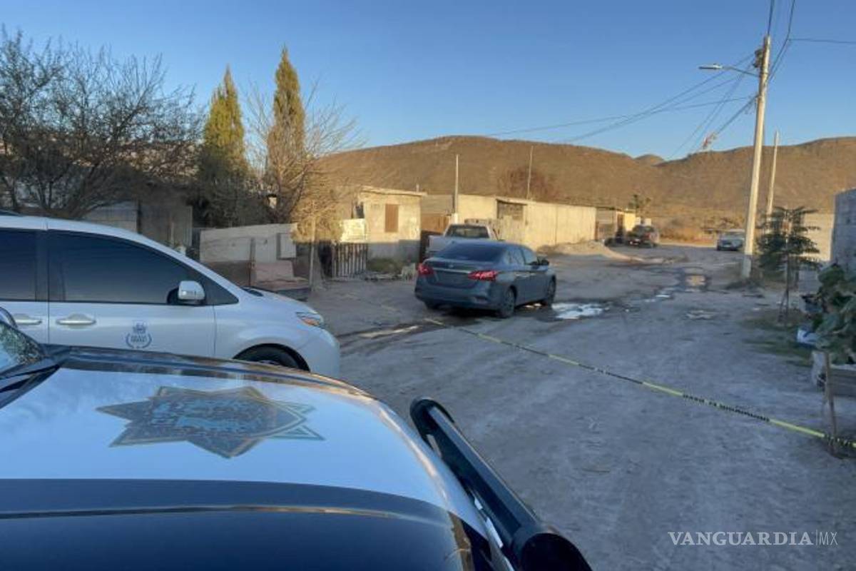$!El cuerpo de Gerardo “N”, de 33 años, fue localizado en la cochera de su vivienda y posteriormente trasladado al Semefo para determinar la causa oficial de la muerte.