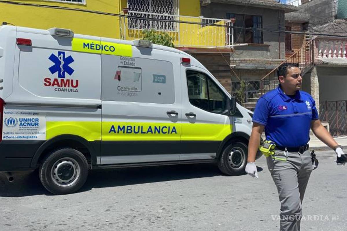 $!Paramédicos de la Secretaría de Salud atendieron al docente y lo trasladaron al ISSSTE tras la agresión.