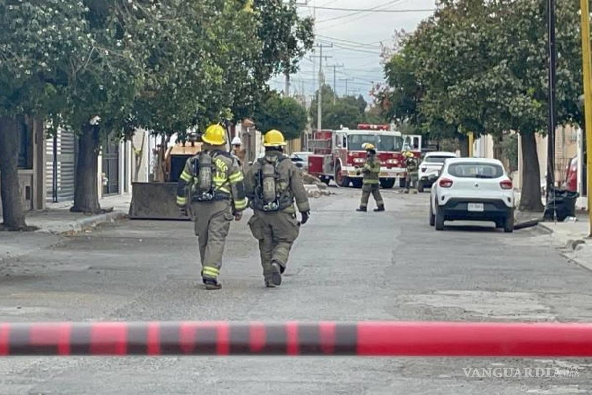 $!Bomberos y Protección Civil acordonaron la zona y evacuaron a los residentes mientras se contenía la fuga de gas.