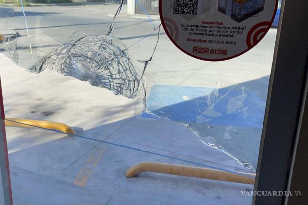 $!Presuntamente los hurtadores entraron por una de estas ventanas estrelladas para sustraer los productos.