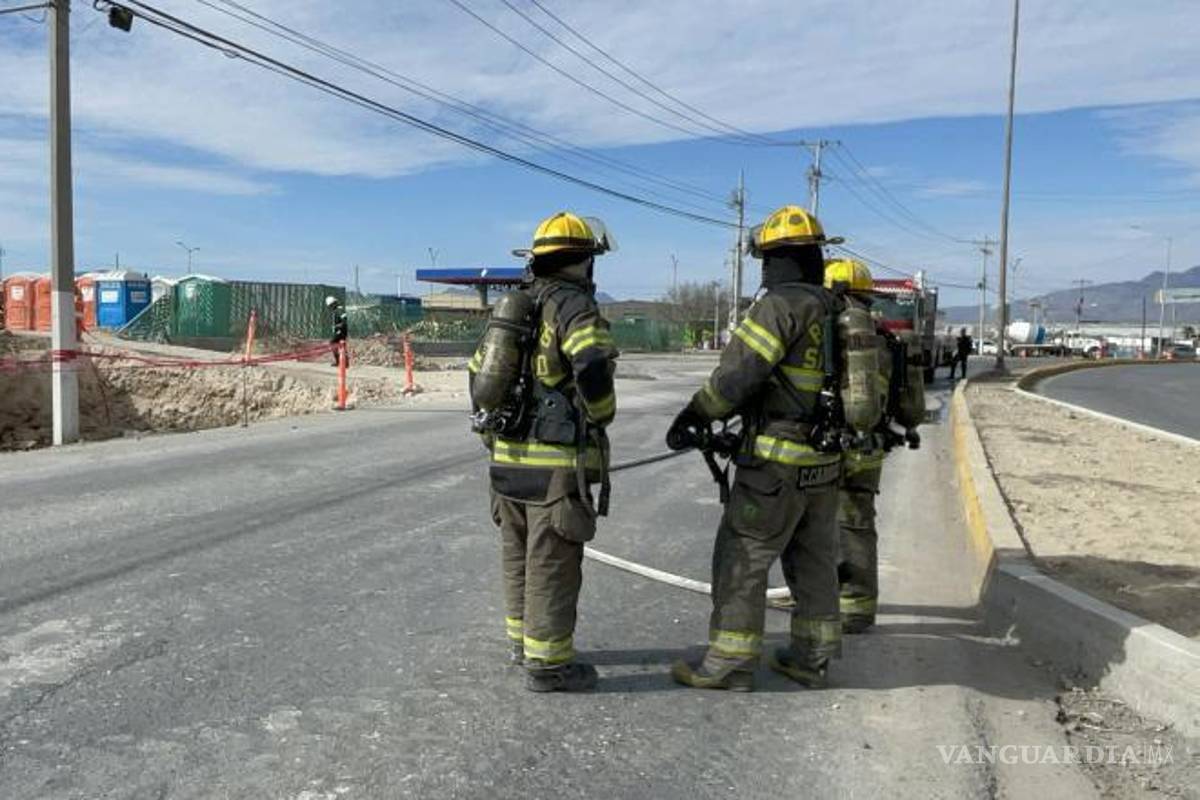 $!Autoridades municipales y cuerpos de emergencia acudieron al cruce de Jesús Valdés Sánchez y Luis Donaldo Colosio tras la fuga de gas natural.