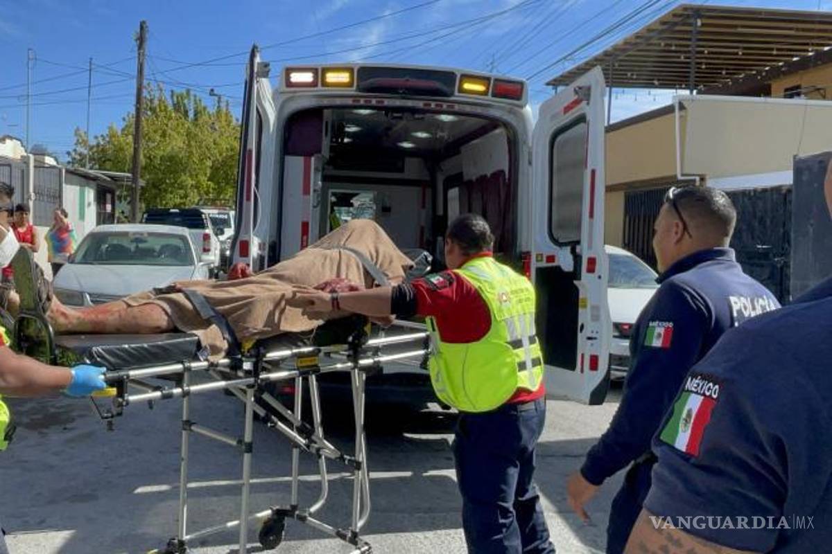$!Paramédicos municipales trasladaron al hombre en estado grave tras dispararse dentro de su vivienda en la colonia Blanca Estela.