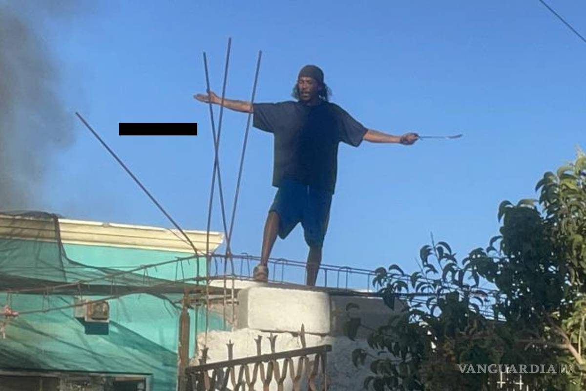 $!El sujeto había amenazado a policías y bomberos con un machete durante varios minutos.