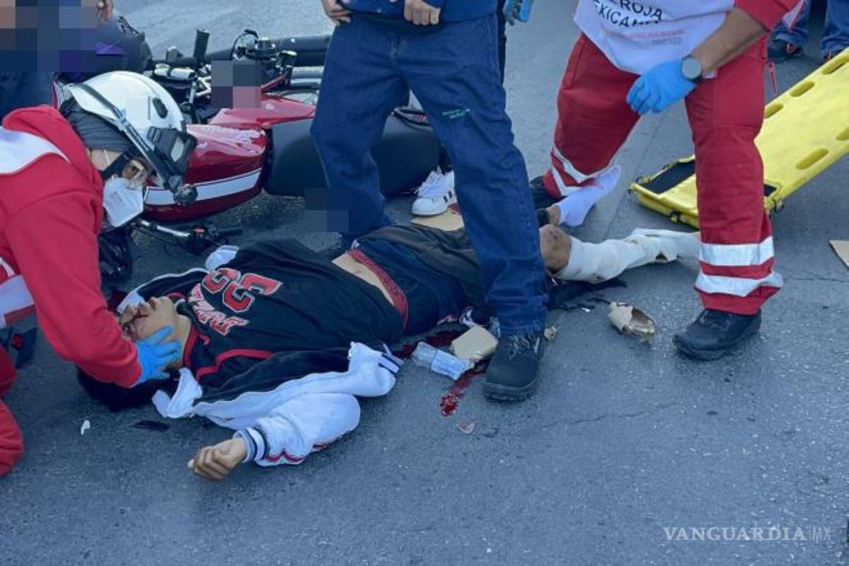 $!La camioneta involucrada estaba por incorporarse a la calle José Mariano Monteverde cuando ocurrió el choque.