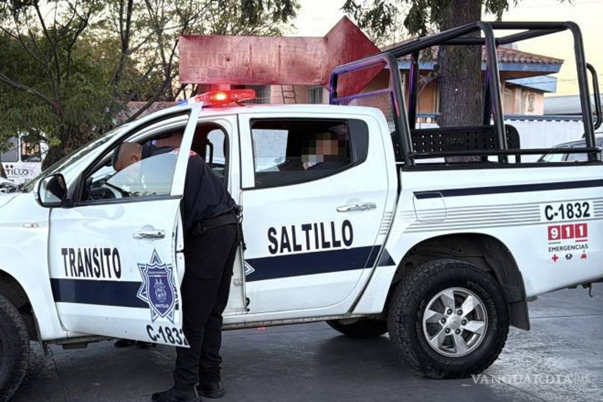 $!La conductora del taxi quedó detenida y permaneció en el lugar mientras policías municipales resguardaron la zona y tomaron conocimiento del accidente.
