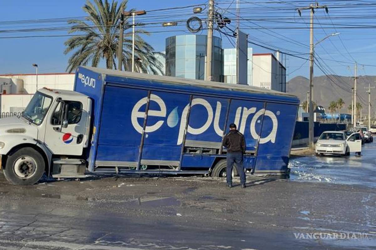 $!El camión de reparto de agua quedó atascado en un bache con agua en la colonia Industrial Valle de Saltillo.