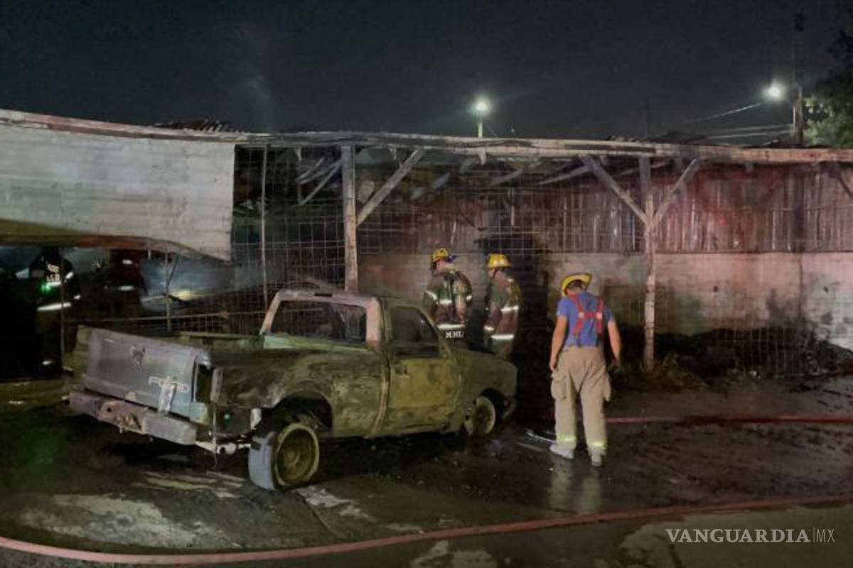 $!Herramienta y maquinaria quedaron reducidas a cenizas luego del fuego registrado durante la madrugada.