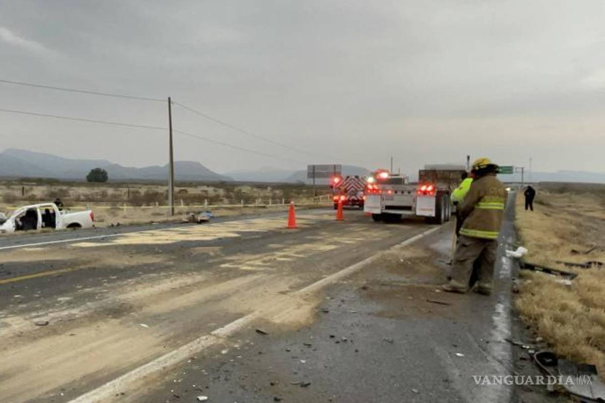 $!Elementos del cuerpo de bomberos de Ramos Arizpe y paramédicos brindan atención en el lugar del accidente ocurrido sobre la carretera 57, a la altura del kilómetro 35.