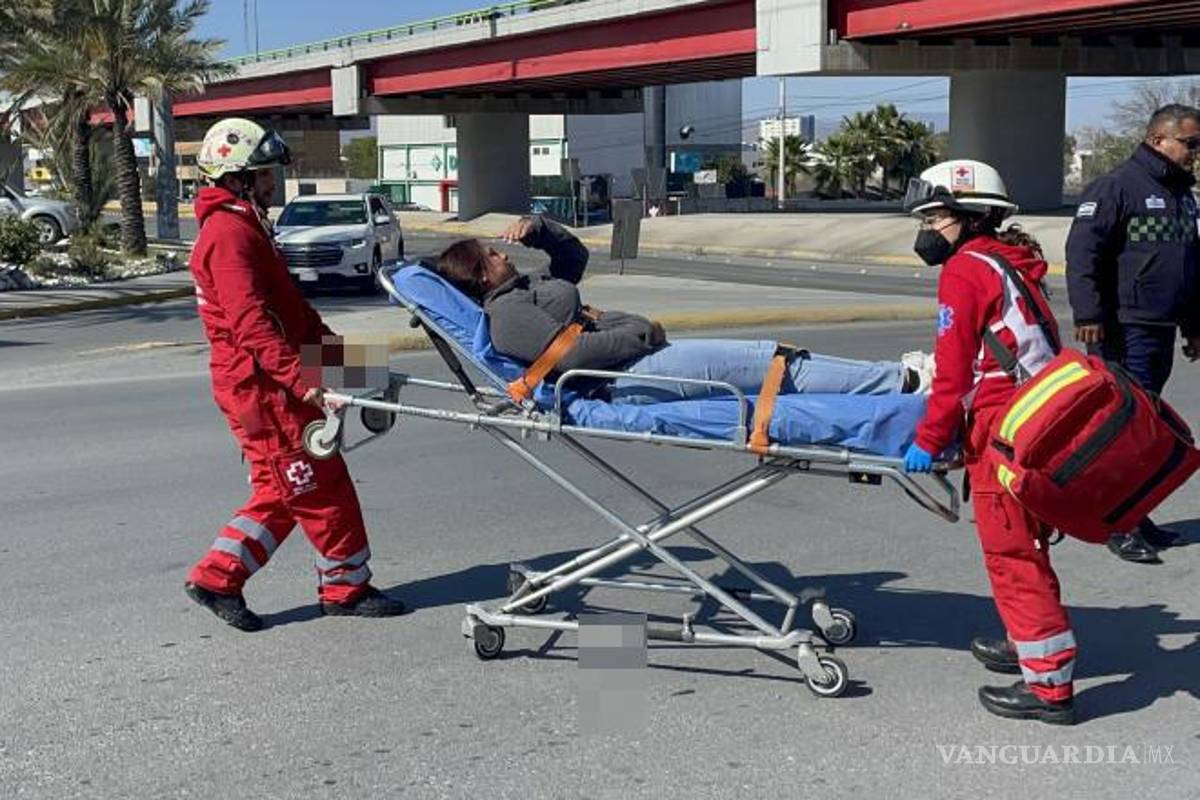 $!Alegan ambos conductores tener luz verde tras choque en Saltillo; mujer resulta lesionada