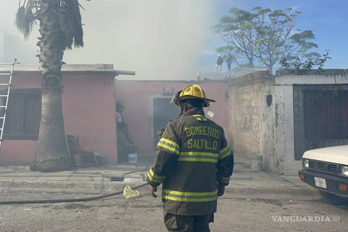 $!Los bomberos realizaron labores de enfriamiento y retiraron objetos dañados para evitar riesgos adicionales.