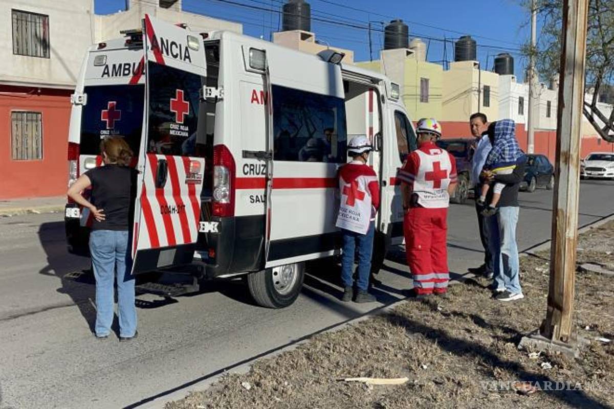 $!Paramédicos de Cruz Roja acudieron al lugar para valorar a los conductores, sin que se reportaran lesiones de gravedad.