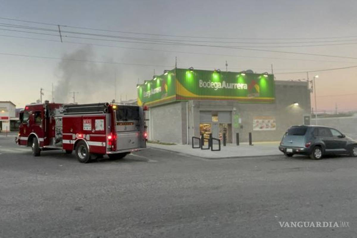 $!Personal de una gasolinera cercana intentó contener el fuego con cubetas de agua antes de la llegada de los bomberos.