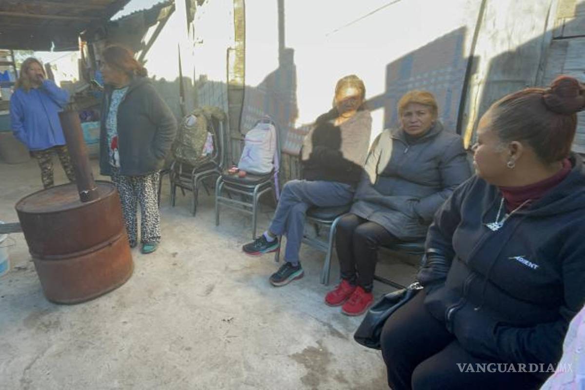 $!Vecinos se suman a los rezos y muestras de solidaridad en el domicilio donde es velada la menor.