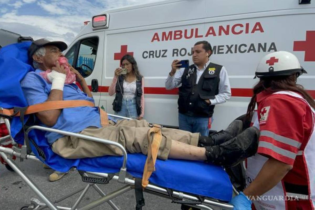 $!Bomberos y paramédicos atienden a los lesionados tras el choque entre un camión urbano y un tráiler.