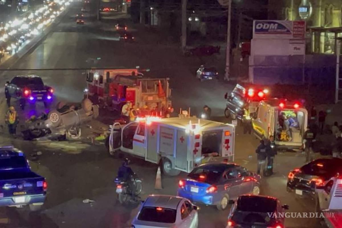 $!La camioneta volcada en el periférico LEA quedó destrozada tras el impacto que cobró la vida del menor.