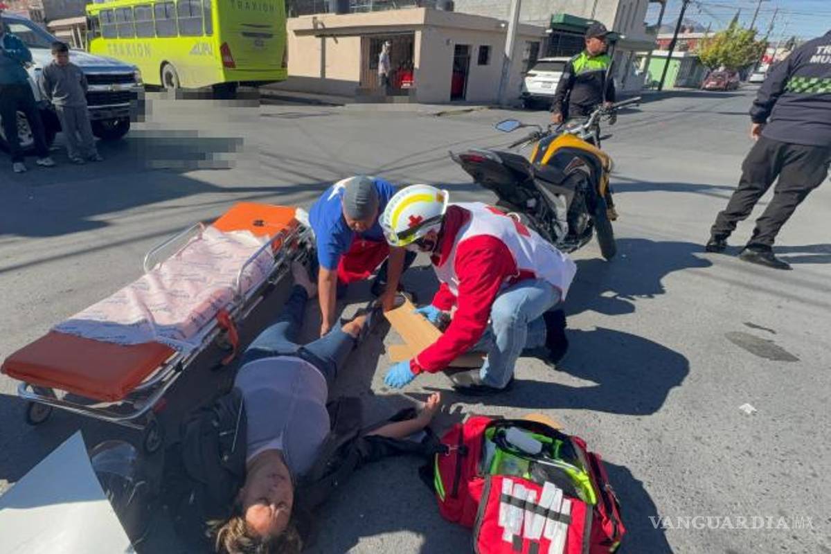$!Paramédicos de Cruz Roja auxiliaron a la lesionada tras el derrape en la colonia Bellavista.