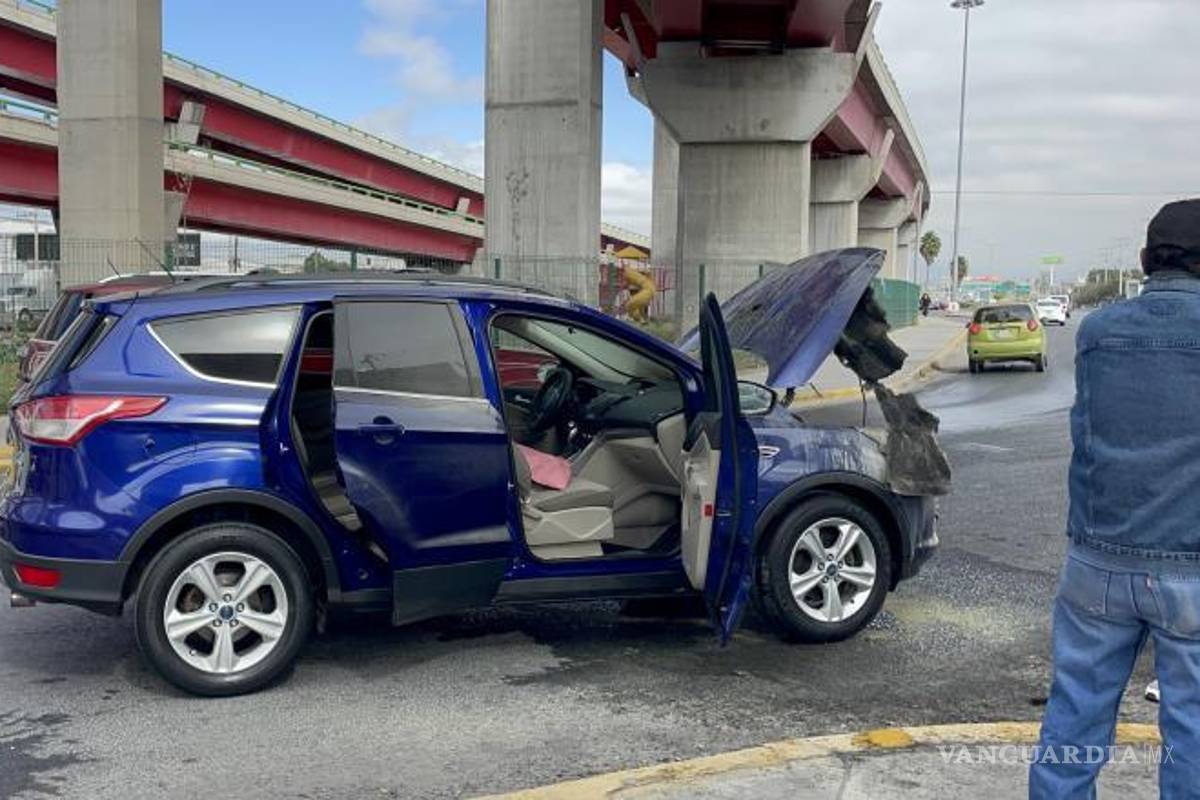 $!El fuego se originó en el motor del vehículo cuando circulaba por el retorno de Fundadores rumbo a Arteaga.
