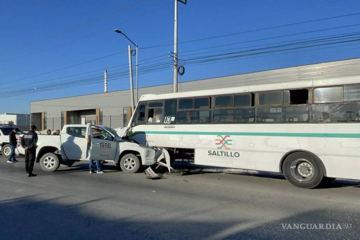 $!Agentes de Tránsito Municipal resguardaron la zona del choque mientras las grúas trabajaron para retirar los vehículos y liberar la vialidad.