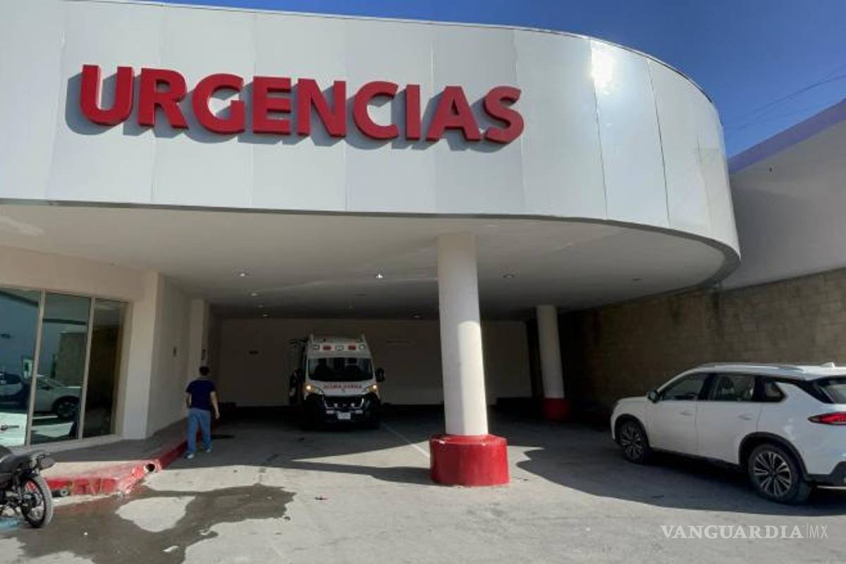 $!La ambulancia lo llevó al área de urgencias del Hospital General de Saltillo.