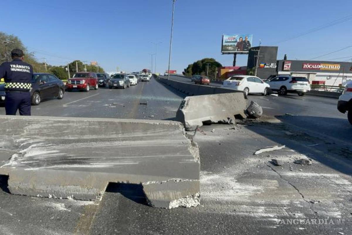 $!El automóvil quedó severamente dañado luego de impactar contra los muros de contención.