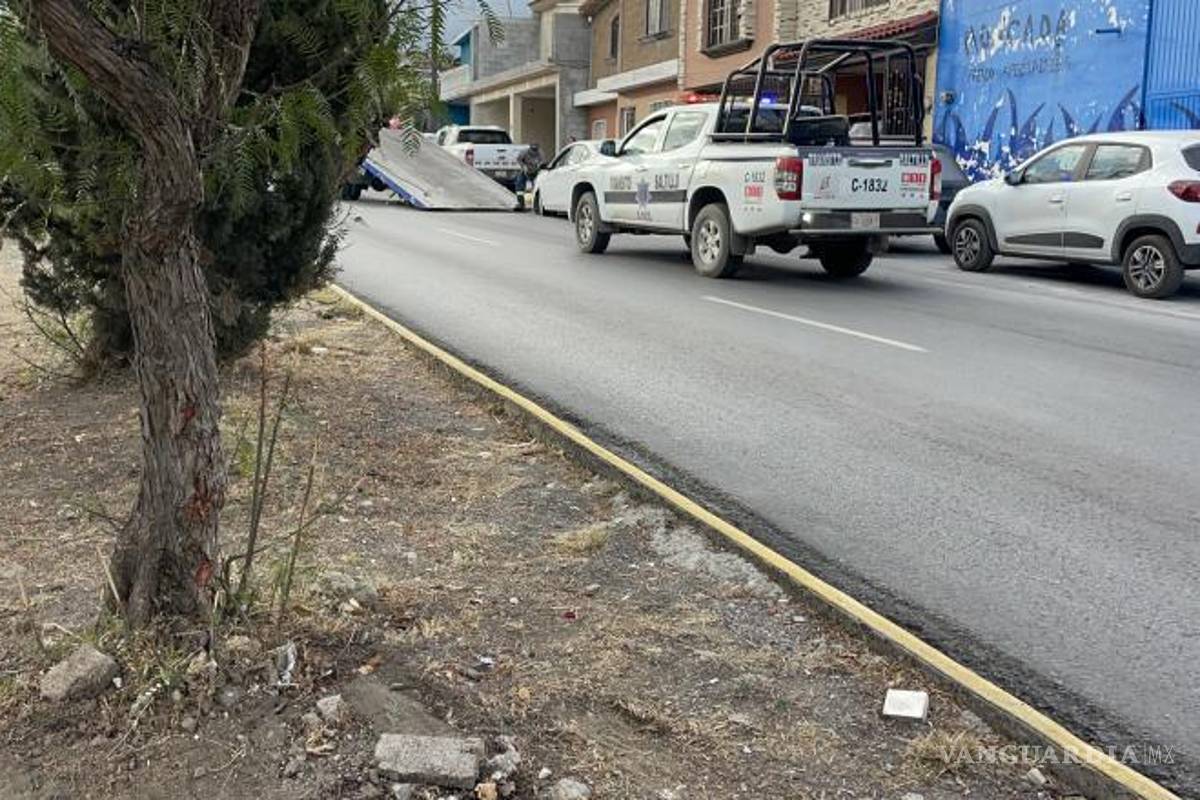$!Elementos de la Policía Municipal acudieron al sitio para tomar conocimiento del accidente.