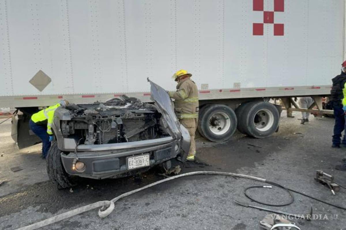 $!Una grúa fue utilizada para levantar la caja del tráiler y facilitar la extracción del lesionado.