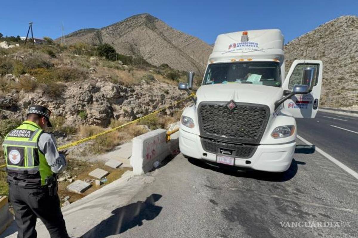 $!El tractocamión quedó detenido a un costado del puente en el tramo de Los Chorros, lugar donde ocurrió el accidente.