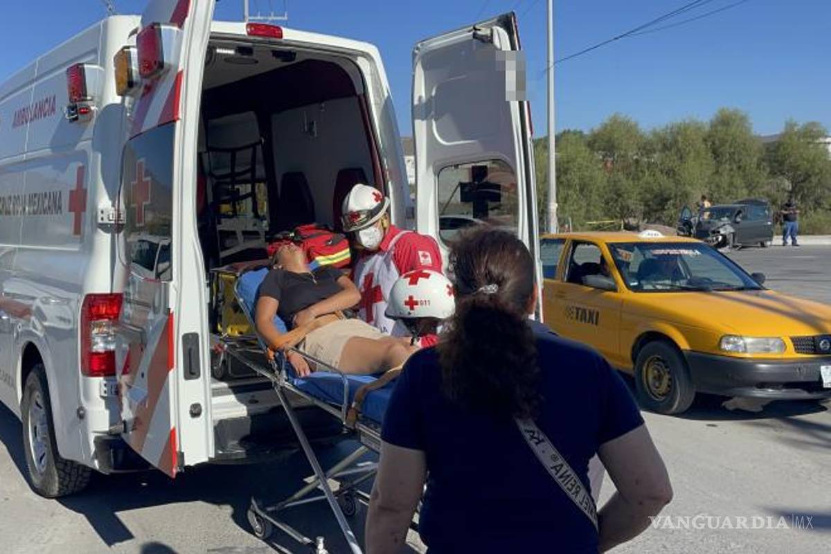 $!Dulce María, de 30 años, fue trasladada por paramédicos de la Cruz Roja a la Clínica Dos del IMSS tras presentar contractura muscular por el accidente.