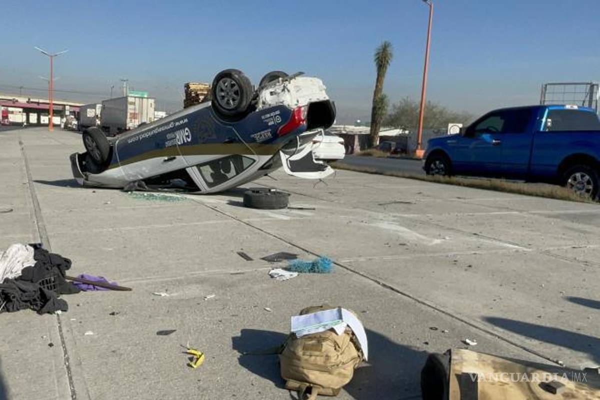 $!El vehículo Nissan Versa terminó volcado sobre el camellón central tras perder el control por una llanta ponchada.