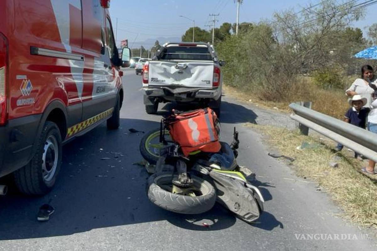 Choque por alcance deja a repartidor lesionado en Saltillo; presuntamente se fracturó ambas muñecas