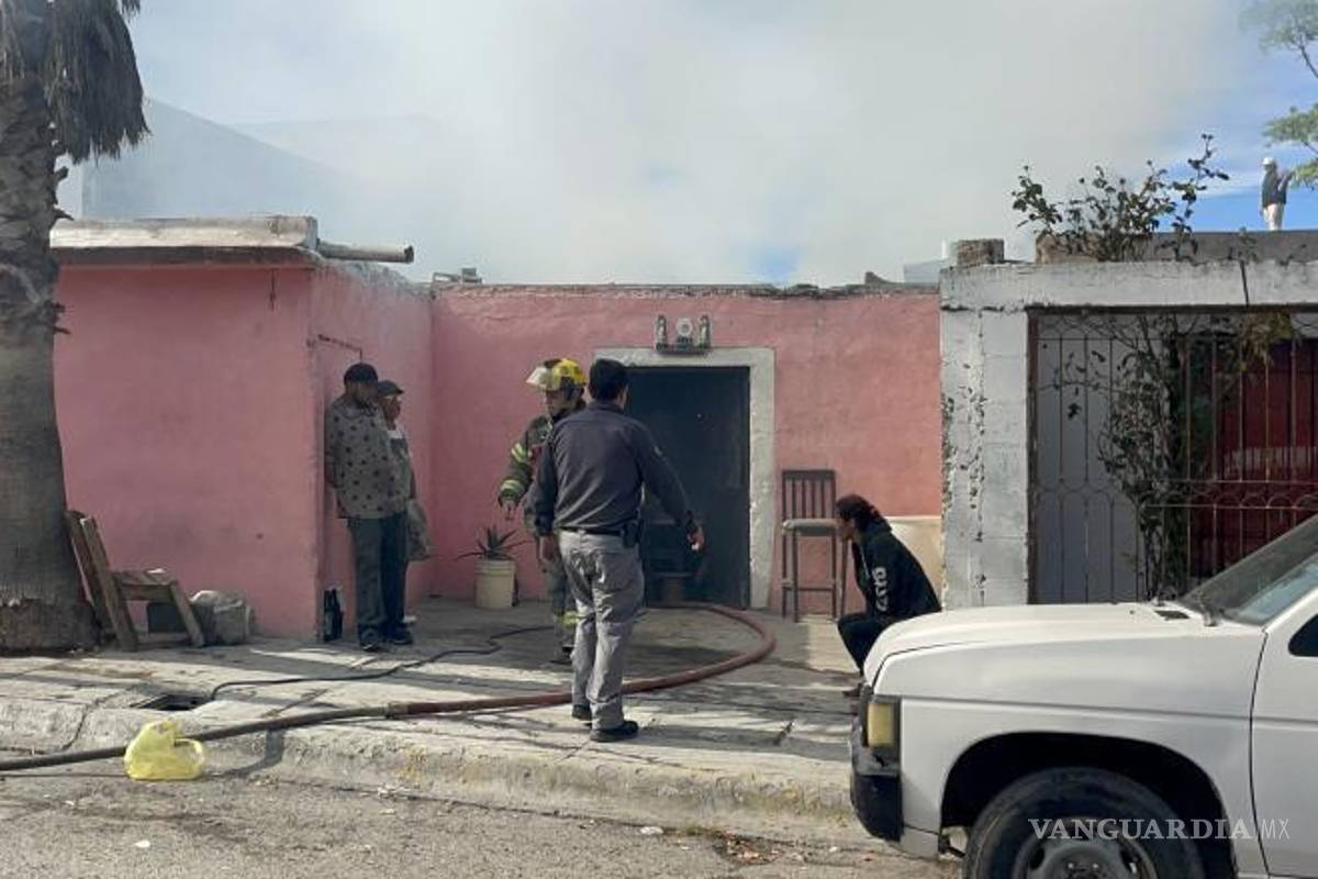$!Vecinos alertaron a las autoridades tras observar humo en la vivienda.