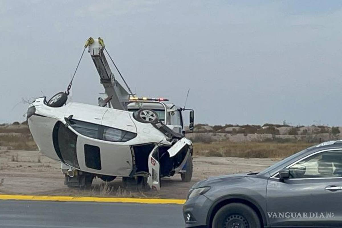 $!La conductora, identificada como Josefina “N” de 49 años, fue auxiliada por testigos y resultó sin lesiones, pero su vehículo fue declarado pérdida total.