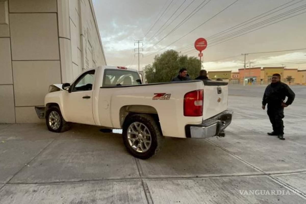 $!La camioneta terminó impactada contra la base de un puente en la colonia Valle de las Flores.