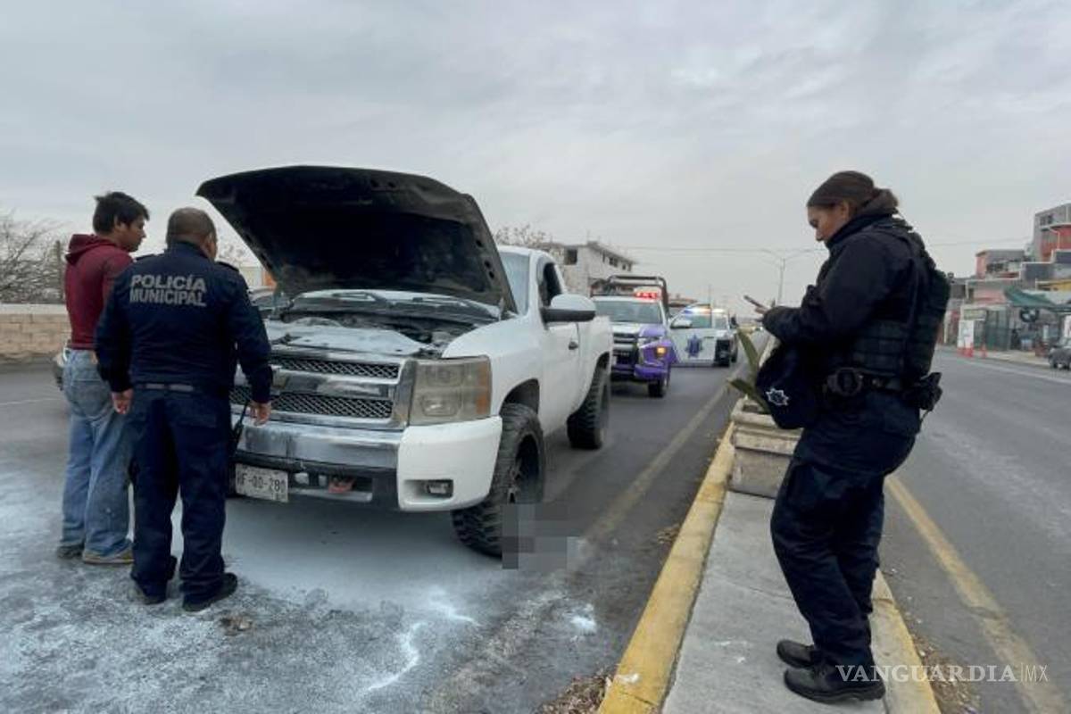 $!El fuego se intensificó cuando el conductor se incorporó nuevamente a la vialidad.