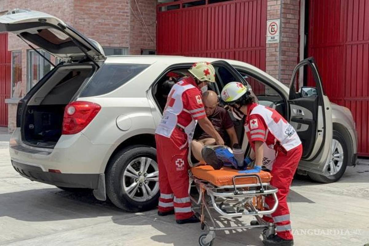 $!Ya en la estación de Bomberos, fue asistido por personal de la Cruz Roja.