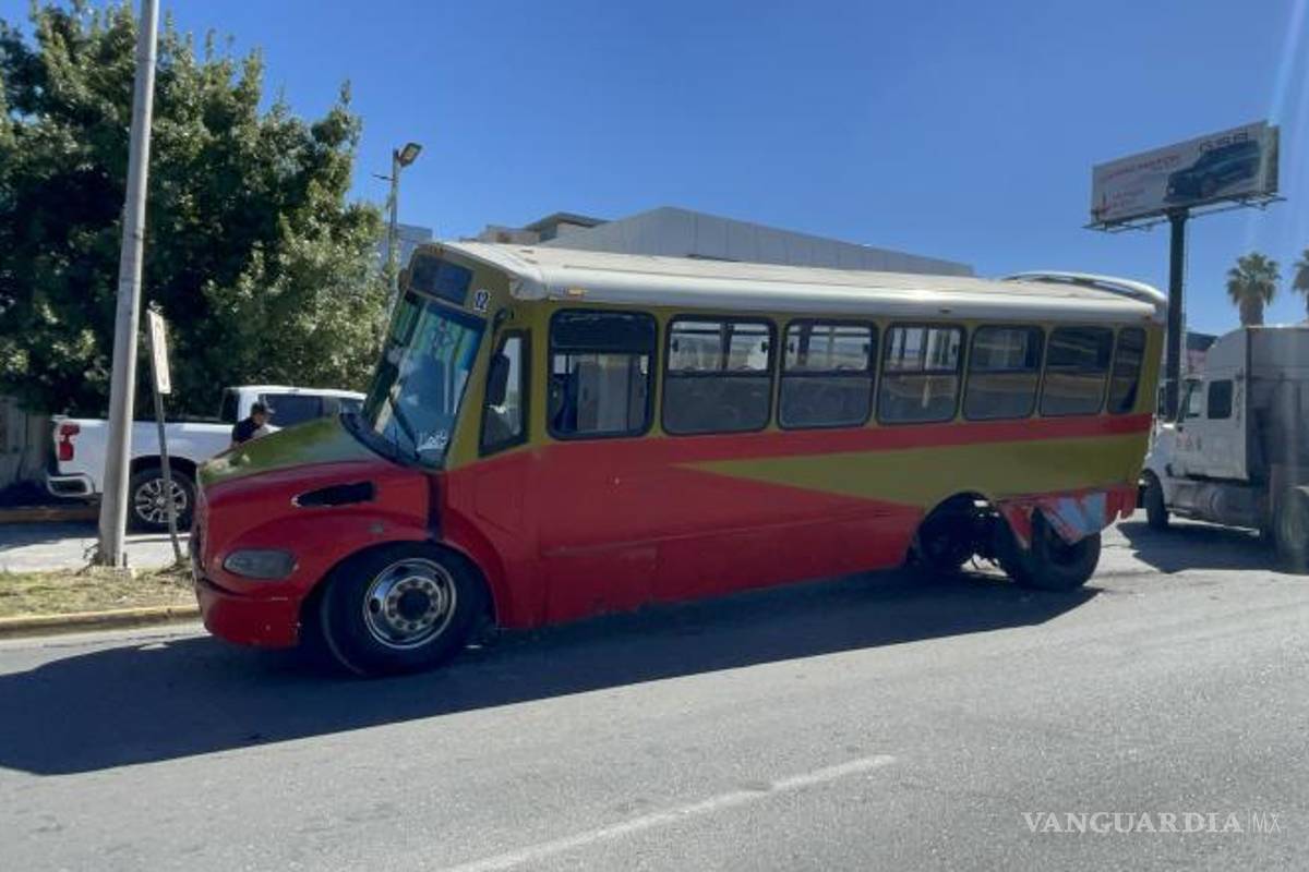 $!La falla mecánica involucró la barra cardán y el eje trasero de la unidad, sin generar heridos.