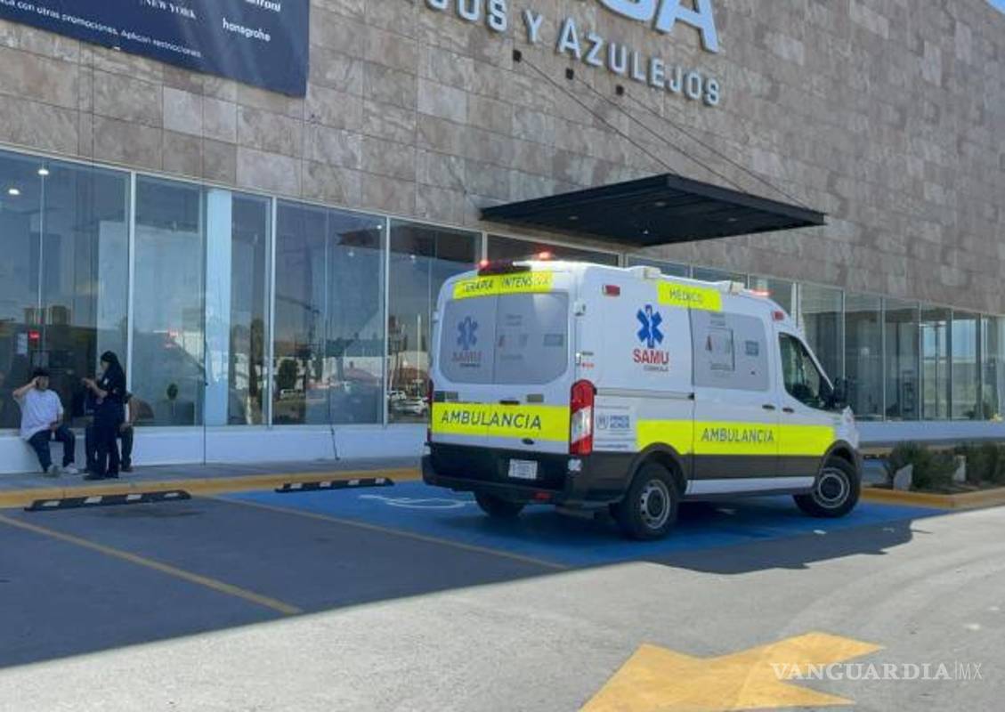 $!La ambulancia de la Secretaría de Salud llegó al lugar para atender al lesionado.