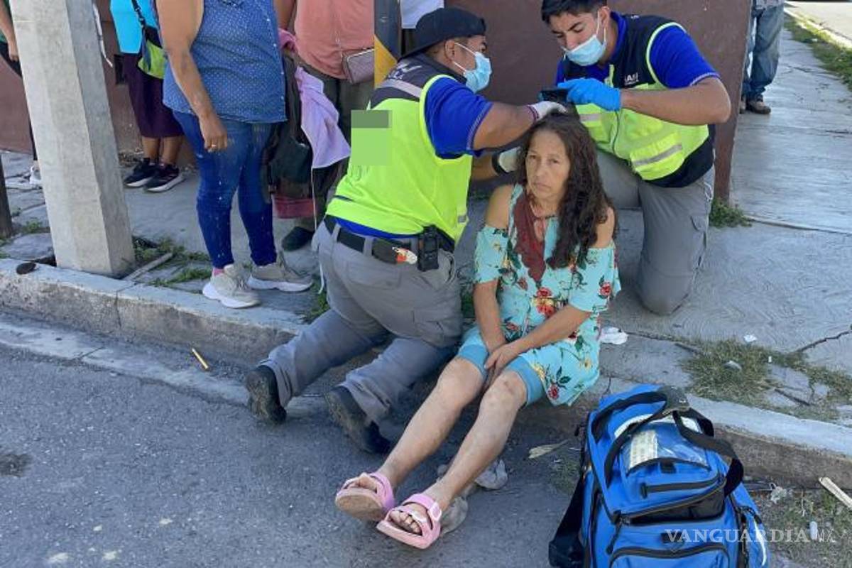 $!Paramédicos de la Secretaría de Salud atendieron a la mujer que sufrió un golpe en la cabeza.