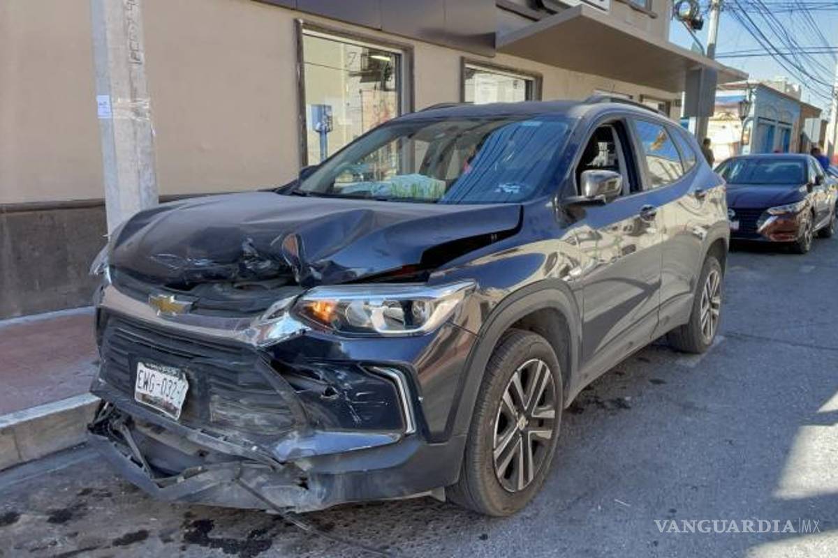 $!La camioneta responsable del siniestro fue señalada por testigos por haberse pasado el semáforo en rojo en el cruce de Manuel Acuña y Miguel Ramos Arizpe.