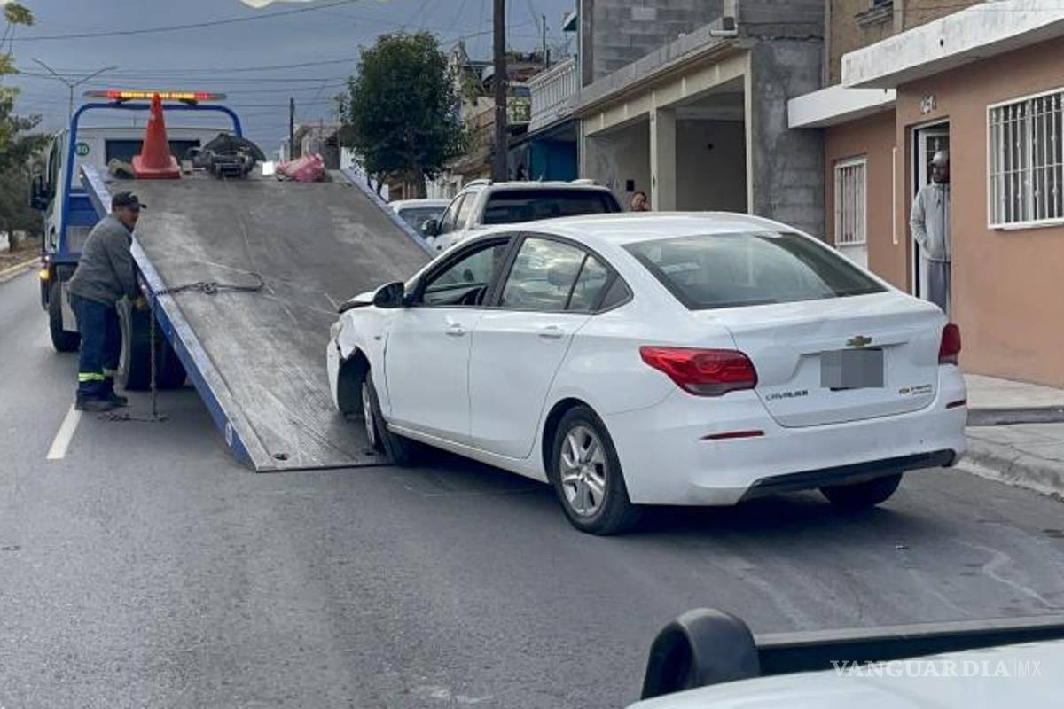 $!El vehículo quedó sobre el camellón luego de que la conductora perdiera el control del volante.