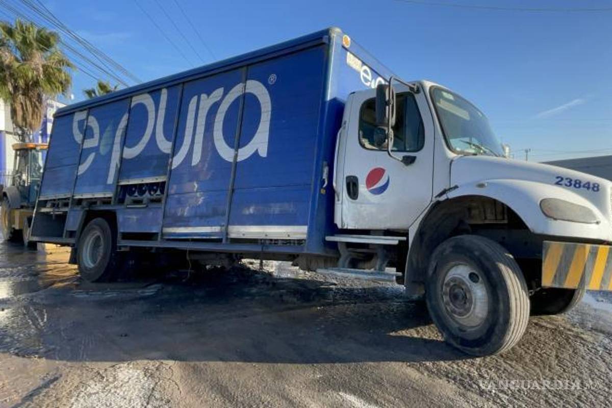 $!La fuga de agua que provocó el bache había sido reportada días antes sin recibir atención.